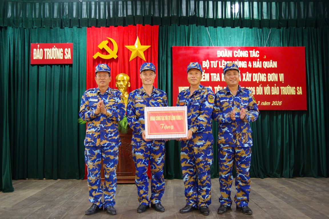 Bộ tư lệnh Vùng 4 Hải quân kiểm tra đơn vị vững mạnh toàn diện “mẫu mực tiêu biểu” tại đảo Trường Sa